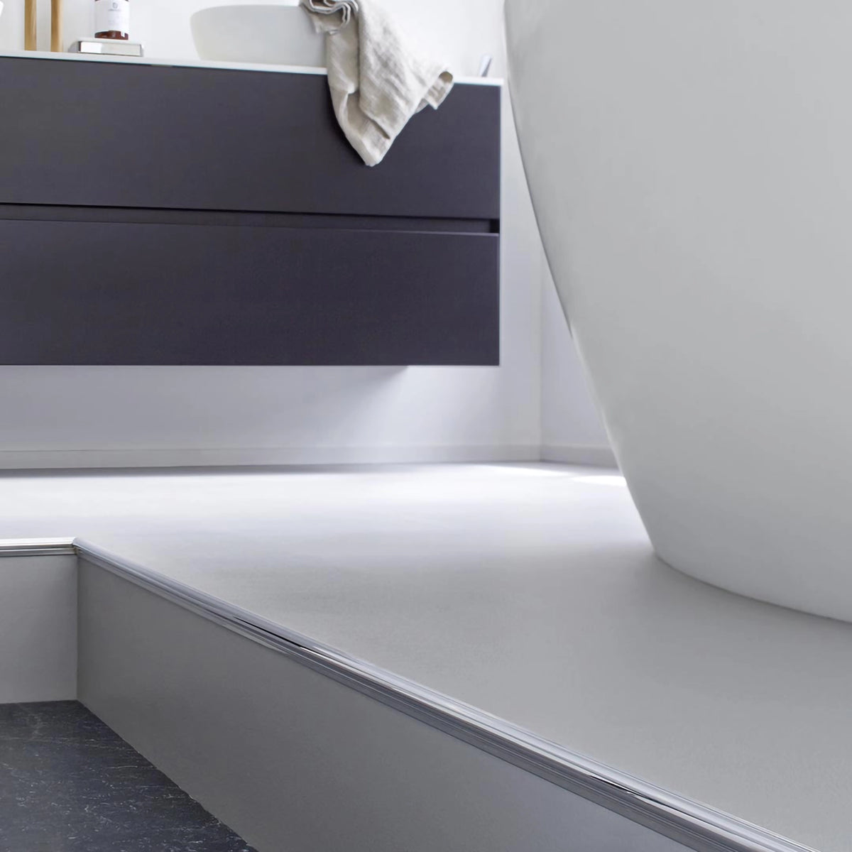 Lifestyle image Florentiner stair profile aluminium silver indoors