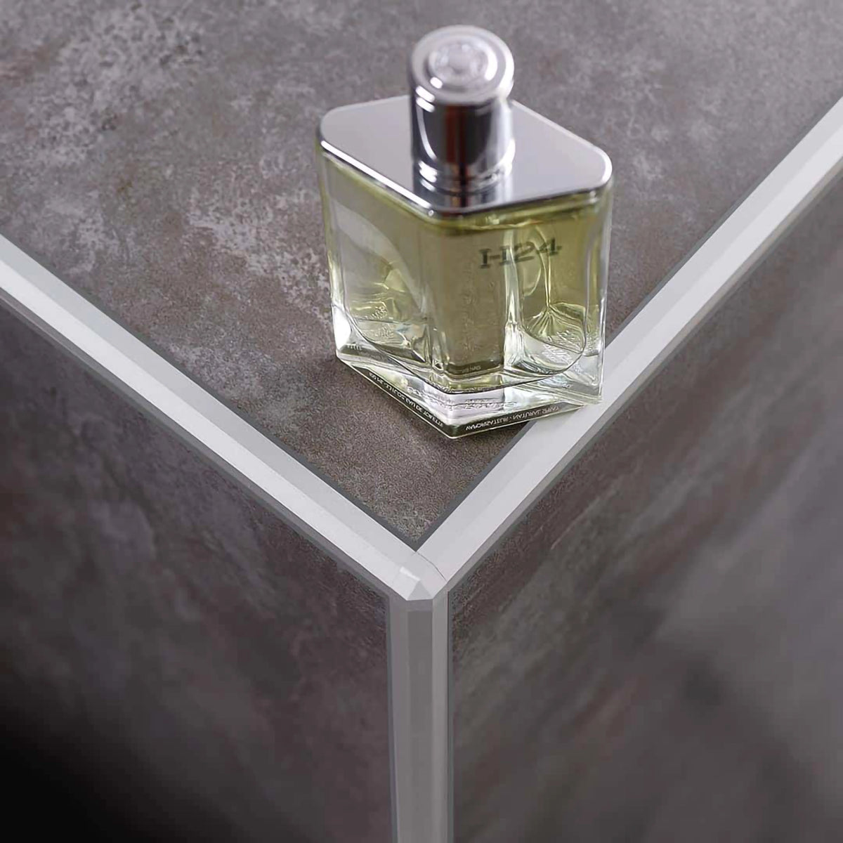 Lifestyle image square profile 'Diamond' aluminium silver