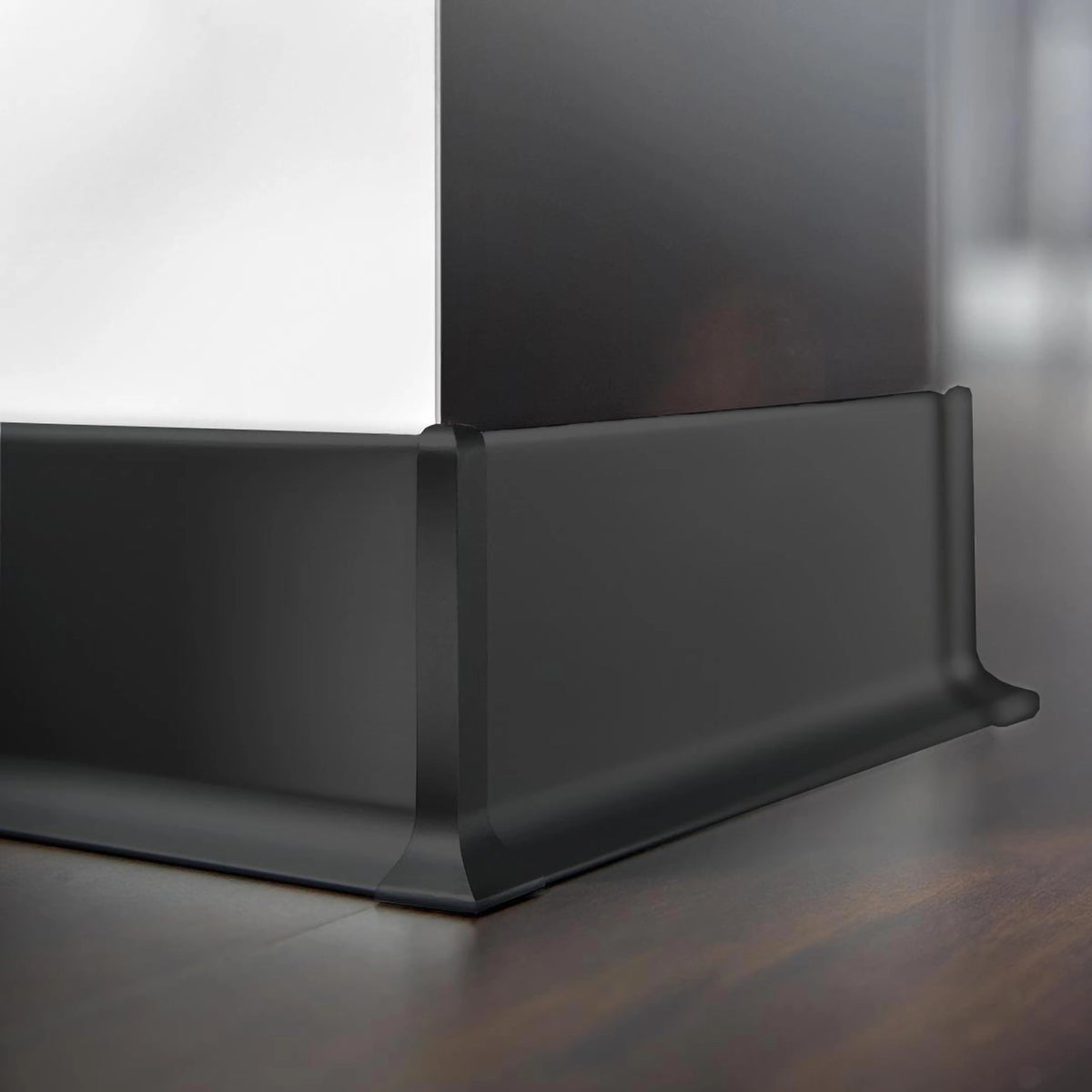External corner skirting strip black