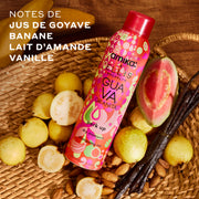 Shampoing sec Amika x Ellis Brooklyn GUAVA GRANITA Perk Up dans un panier marron à côté de goyaves, amandes et gousses de vanille sur une table en bois avec des bananes et un texte blanc qui dit « notes de jus de goyave, banane, lait d'amande, vanille »
