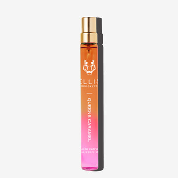 Spray de parfum de voyage Queens Caramel 10ml sur fond blanc.