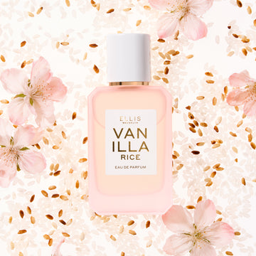 L'eau de parfum VANILLA RICE (50 ml) repose sur des notes de riz blanc, de riz grillé et de fleurs de cerisier rose, le tout sur un fond blanc.
